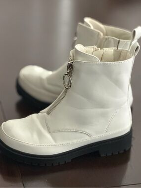 Girls white boots in white!  Size 1m